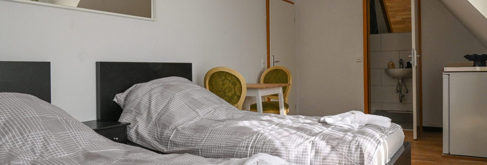 Zimmer 11 – Ideal für Freunde, Kollegen oder Reisende zu Zweit mit Balkon