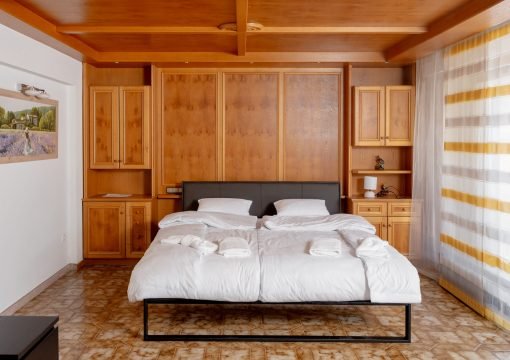 Zimmer 11 – Doppelzimmer mit Balkon und schöner Aussicht